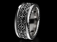 Широкое кольцо с крестами и лилиями
