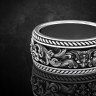 Винтажное кольцо со старинными цветочными узорами