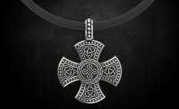 Подвеска в виде креста с кельтским орнаментом